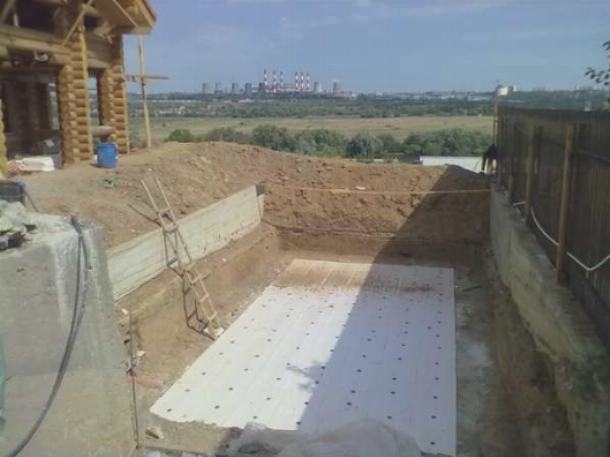 На бетонную плиту укладывают пенополистирольные плиты На бетонную плиту укладывают пенополистирольные плиты