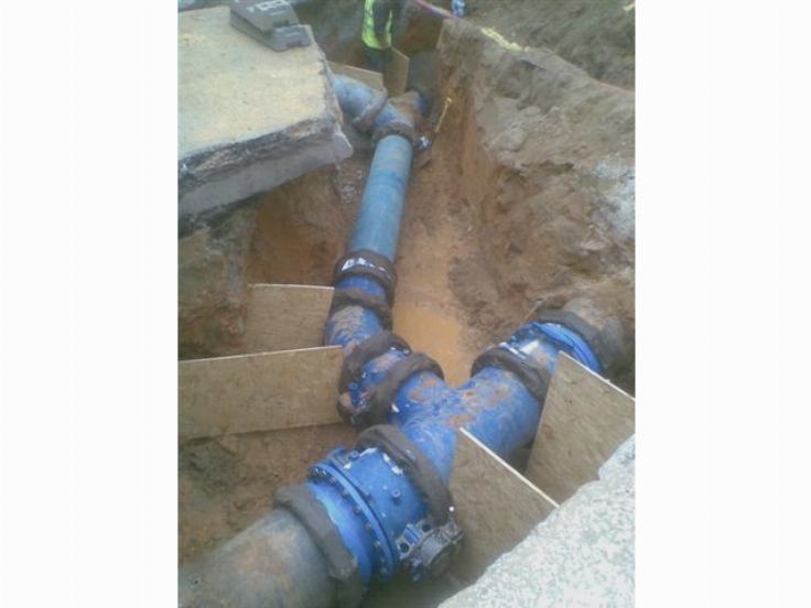 Водопроводная труба в земле Водопроводная труба в земле